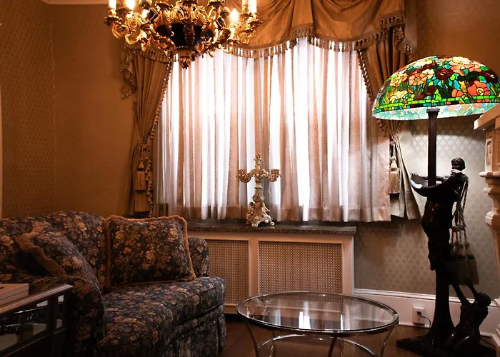 Chateau Connellsville Victorian Era Suite