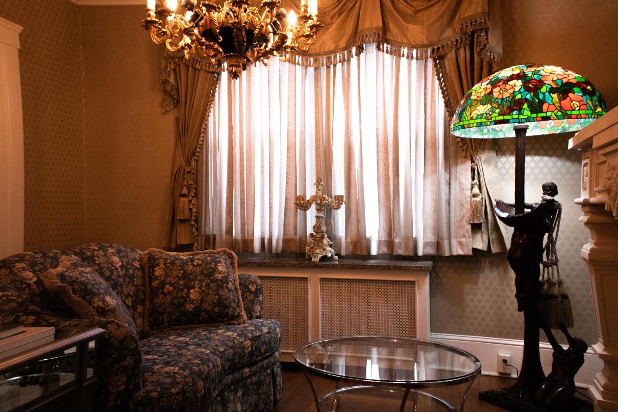 Chateau Victorian Era Hotel *